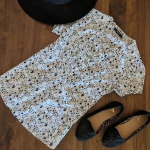 Spring White & Black Floral Top ☀️Great Waistline!